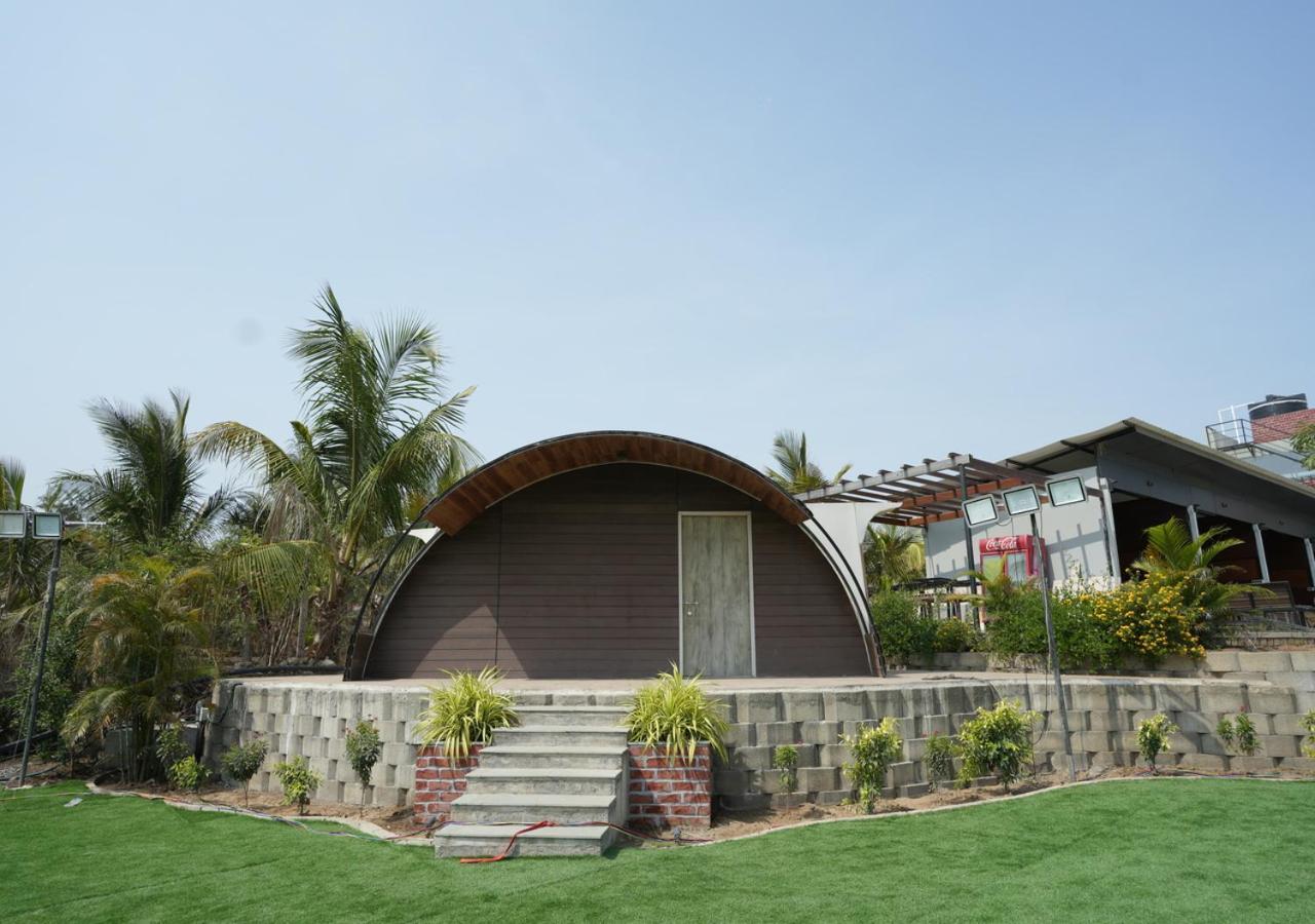 Palm Beach Resort Valsad Exteriör bild