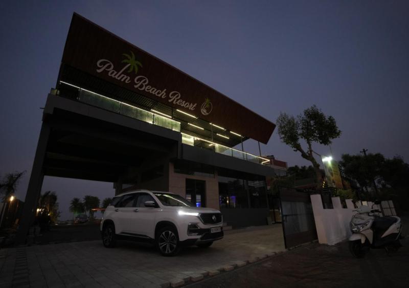 Palm Beach Resort Valsad Exteriör bild